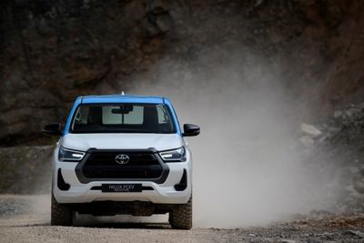  První vodíková Toyota Hilux absolvuje testy na silnici